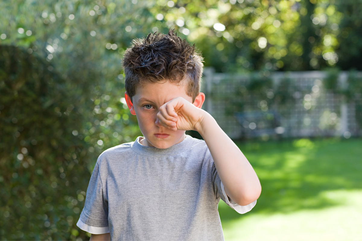 Thói quen dụi mắt cũng là dấu hiệu của trẻ bị cận thị