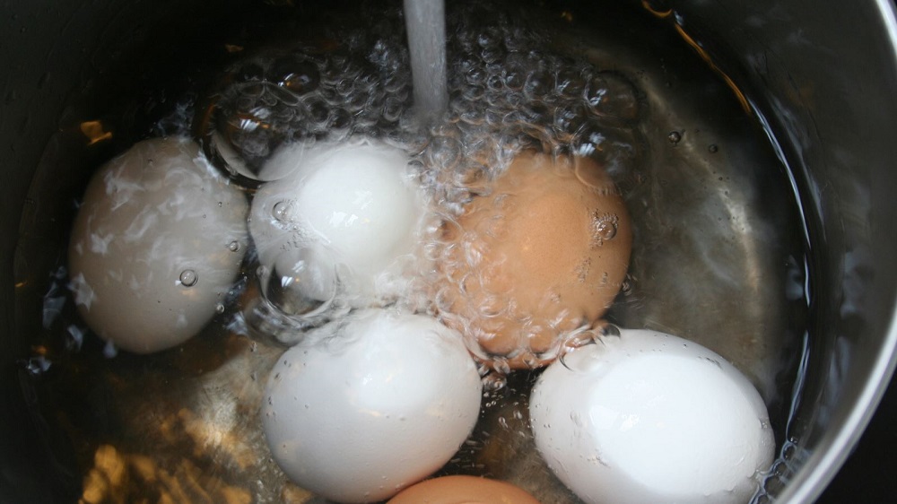 Sau khi luộc đổ nước lạnh vào để trứng dễ bóc vỏ