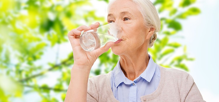 Uống đủ nước theo nhu cầu và sinh hoạt lành mạnh